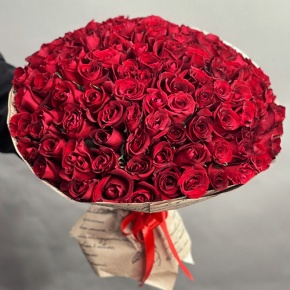 Букет 101 красная роза Кения в крафте (50 см) в Озерах