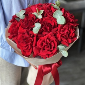 Букет "Красная пантера" из 13 роз Эквадор и эвкалипта в Озерах