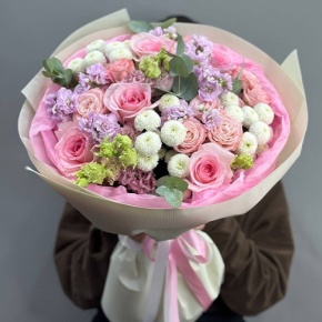 Букет "Влюбленный" из хризантем Ньютон, ароматных маттиол, эустом и пионовидных роз в Озерах