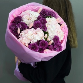 Букет "Фиалка" из гортензий и хризантем в Озерах