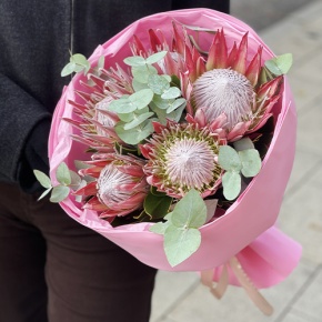 Букет из 5 протей и эвкалипта в Озерах