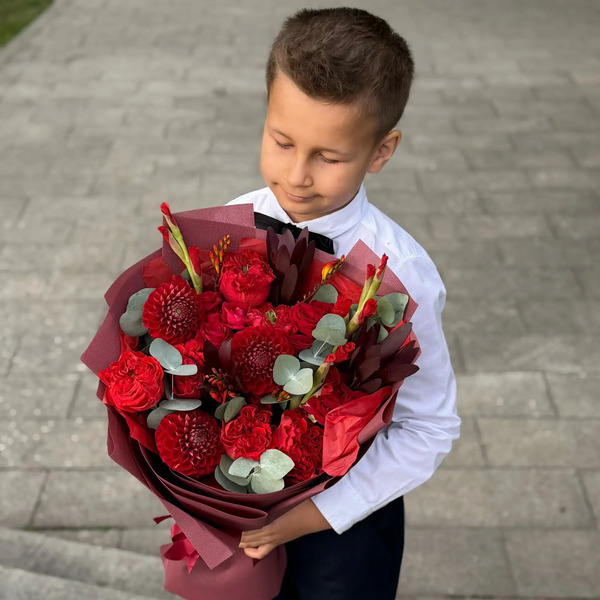 Букет с георгинами, розами и леукадендроном в Озерах