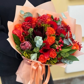 Букет "Красный закат" из калл, роз, калины, скиммии, гиперикума, сафари, гербер и капса в Озерах