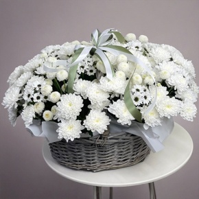 Композиция в корзине "Снежная лавина" из хризантем в Озерах