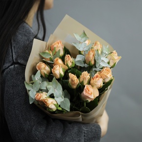 Букет "Абрикос" из 17 роз кения с эвкалиптом (40 см) в Озерах