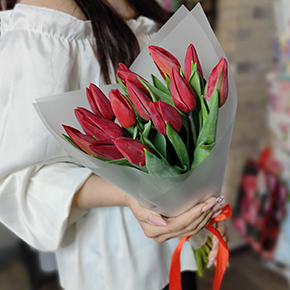Букет из 15 красных тюльпанов в Озерах