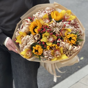 Букет "Биркин" из подсолнухов, орхидей, гиперикума, хризантем Виена в Озерах