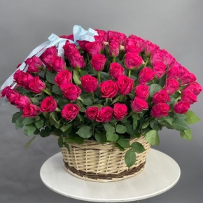 Композиция в корзине из 151 малиновой розы в Озерах