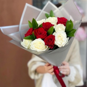 Букет "Лёд и пламя" из 11 роз и рускуса (50 см) в Озерах