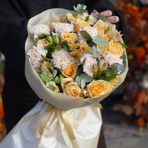 Букет "Пломбирный" из роз Аваланж, диантусов, альстромерий и эвкалипта в Озерах