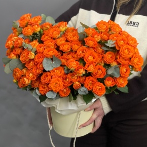 Композиция в шляпной коробке "Закат" из кустовых роз и эвкалипта в Озерах