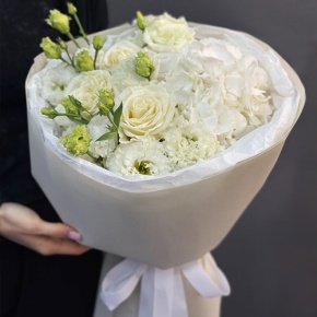 Букет "Нега" из Голландской гортензии, роз и эустом в Озерах