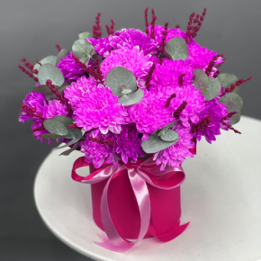 Композиция в шляпной коробке "Магия розового" из хризантем и лаванды в Озерах