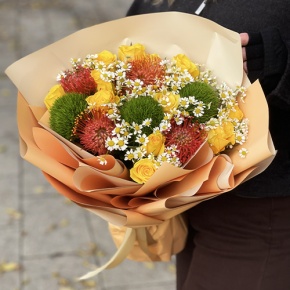 Букет "Зельда" из диантусов Lux, лимонных роз, лейко и ромашек в Озерах