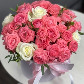 Композиция в шляпной коробке из белых и кустовых коралловых роз в Озерах