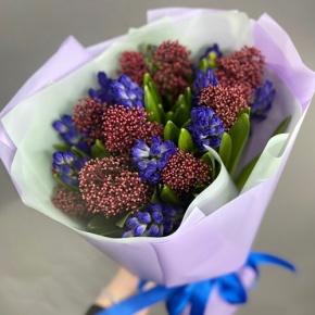 Букет "Твой яркий день" из гиацинтов и скиммии в Озерах