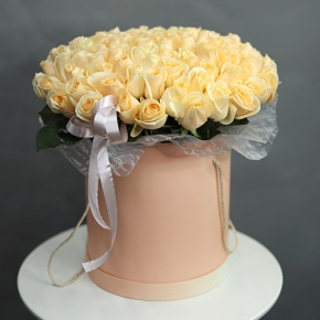 Композиция в шляпной коробке из 101 кремовой розы в Озерах