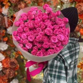 Букет из 35 малиновых кустовых пионовидных роз (60 см) в Озерах