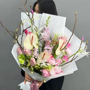 Авторский букет с антуриумами, ранункулюсами и цветущими ветками магнолии в Озерах
