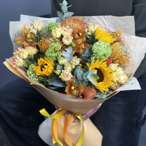 Букет "Сочиняй мечты" из подсолнухов, лейко, вибирнума, орхидей, калл, кустовых роз и талинума в Озерах