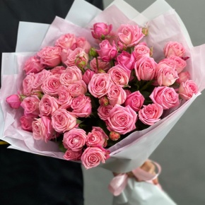 Букет из 11 нежных кустовых роз в Озерах