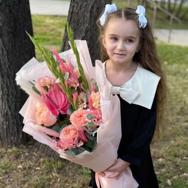 Букет на 1 сентября с гладиолусами, розами и антуриумом в Озерах