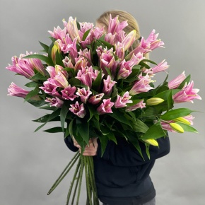 Букет из 17 розовых лилий в Озерах