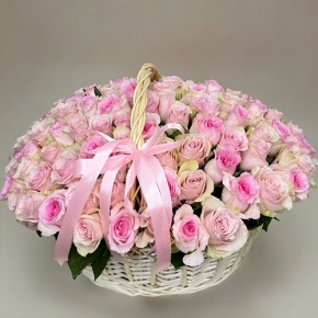 Композиция в корзине из 101 кенийской розы нежный микс (40 см) в Озерах