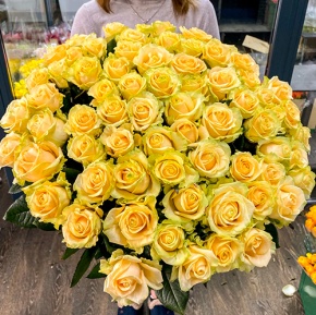 75 роз Аваланж (70 см) в Озерах