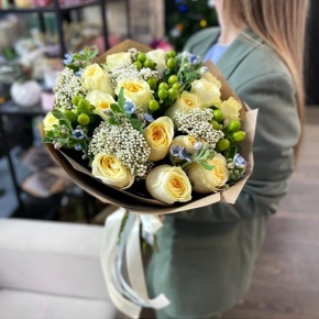 Букет "Мичиган" из пионовидных роз Баттеркап, озатамнуса, оксипеталума и гиперикума в Озерах