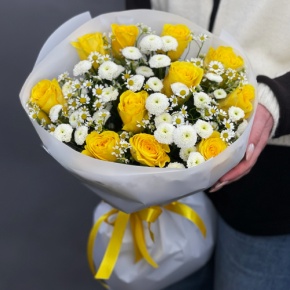 Букет "Синди" из лимонных роз, ромашек и хризантем сантини в Озерах