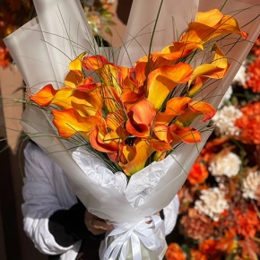 Монобукет из 21 оранжевой каллы в Озерах