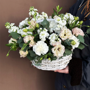 Композиция в корзине "Фея" из маттиол, диантусов, эустом и эвкалипта в Озерах