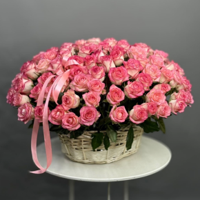 Композиция в корзине из 101 розы Джумилия в Озерах