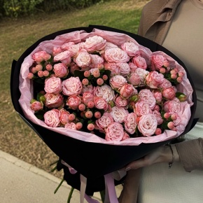 Букет из кустовых роз Бомбастик и гиперикума (50 см) в Озерах