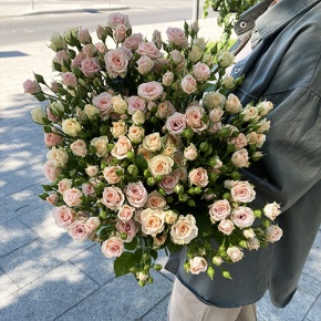 Букет из 31 кустовой розы микс (70 см) в Озерах