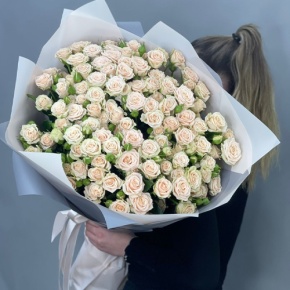 Букет из 25 кремовых кустовых роз (70 см) в Озерах