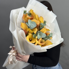 Букет из 17 оранжевых калл с эвкалиптом в Озерах