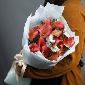 Букет из 17 нежных калл с эвкалиптом в Озерах