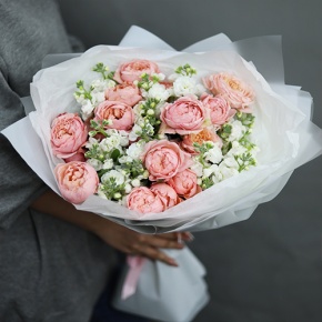 Букет "Наоми" из кустовых пионовидных роз Джульетта и ароматных маттиол в Озерах