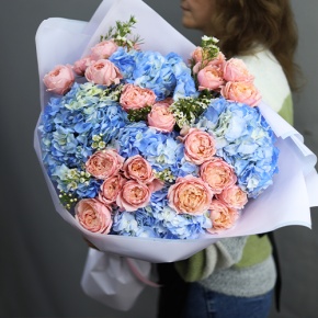 Букет "Тону в твоих глазах" из кустовых пионовидных роз Джульетта, хамелациума и гортензий в Озерах