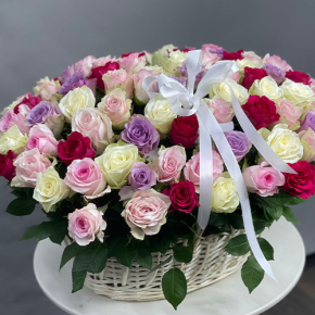 Композиция в корзине из 101 розы микс в Озерах