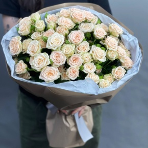 Нежный букет из 17 кремовых кустовых роз (60 см) в Озерах