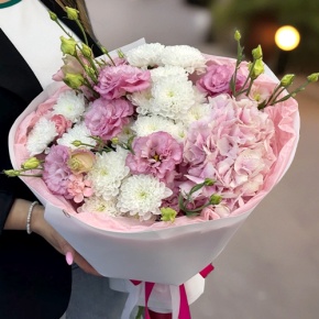 Букет "Табу" из хризантемы, Голландской гортензии и эустомы в Озерах