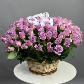 Композиция в корзине из 131 кенийской розы (40 см) в Озерах