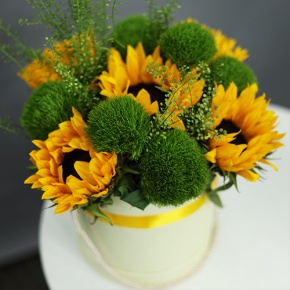 Композиция в шляпной коробке из подсолнухов и диантусов люкс в Озерах