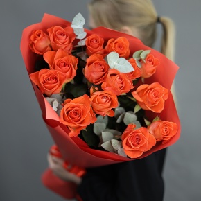 Букет из 15 морковных роз с эвкалиптом (70 см) в Озерах