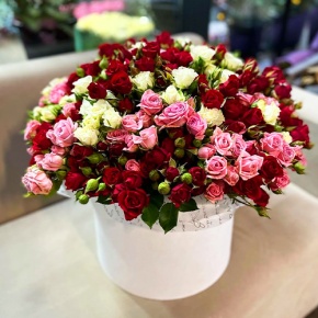 Композиция в шляпной коробке из 101 кустовой розы микс (50 см) в Озерах