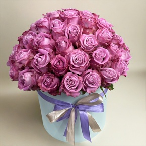 Композиция в шляпной коробке из 51 розы Меритим в Озерах