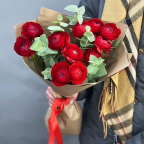 Букет из 11 ранункулюсов и эвкалипта в Озерах